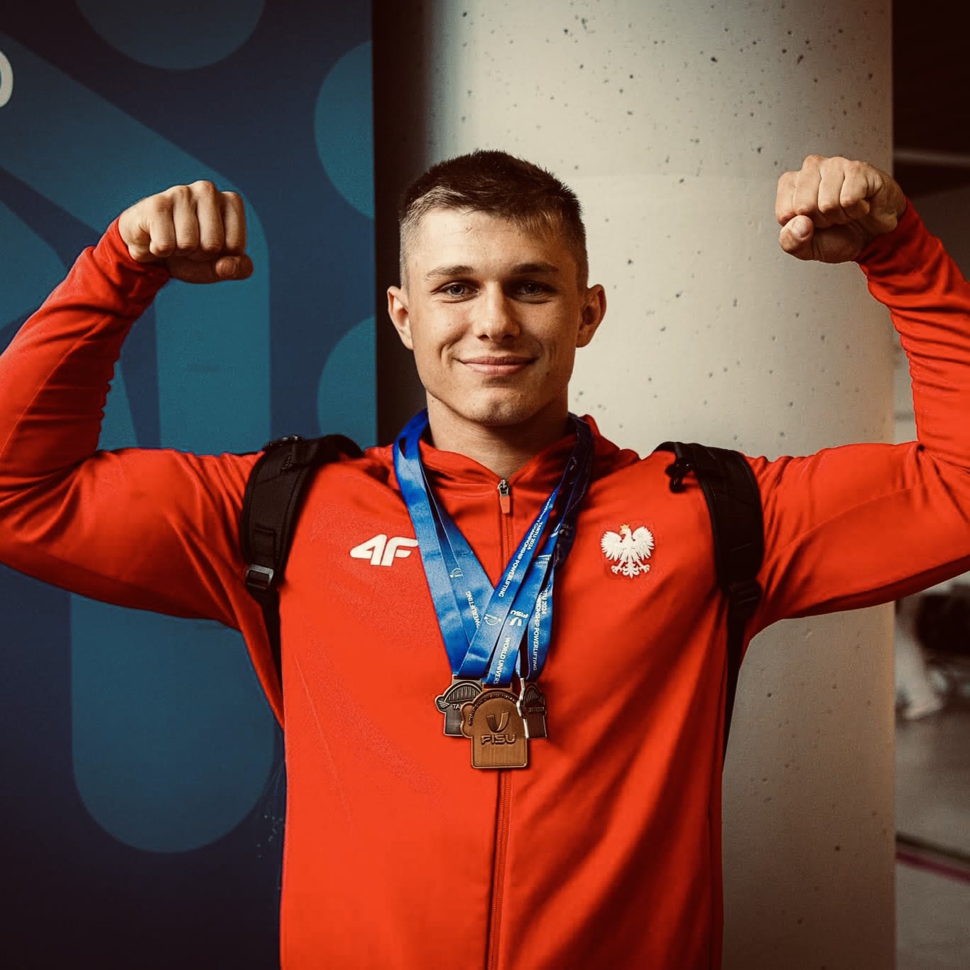 Olek Koszewski w bluzie reprezentacji Polski z medalami