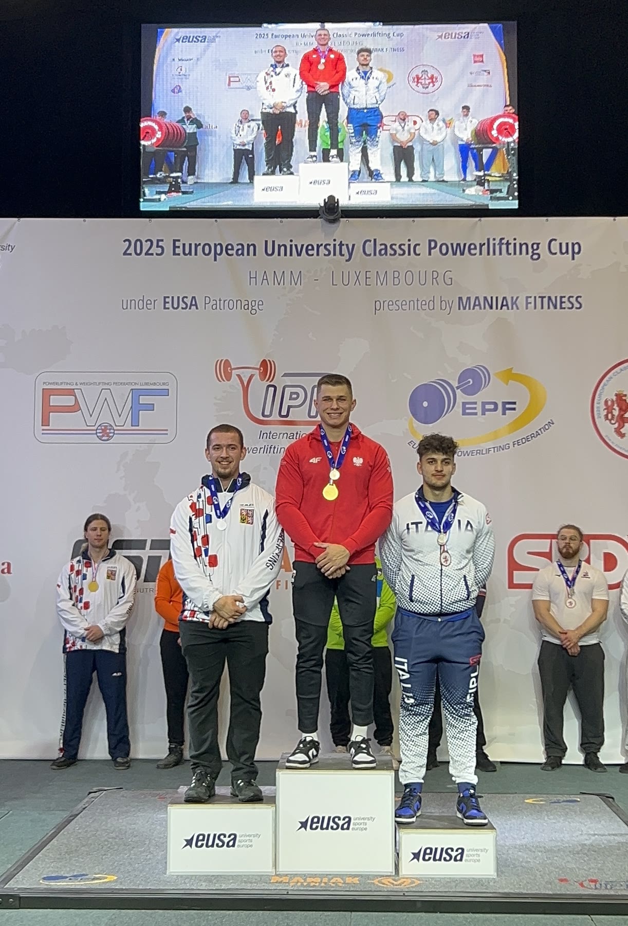 Olek na najwyższym stopniu podium