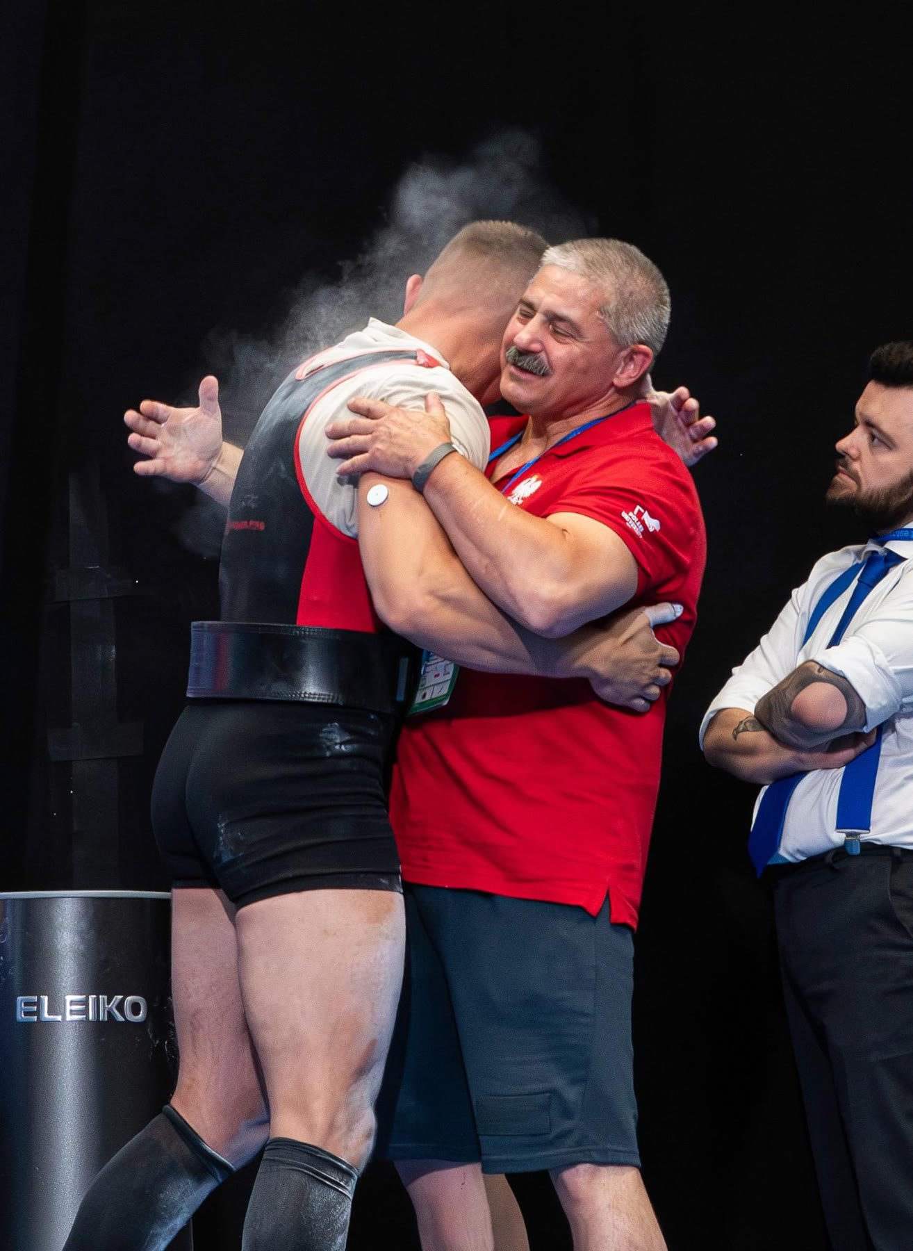 Olek cieszy się z trenerem po udanym boju